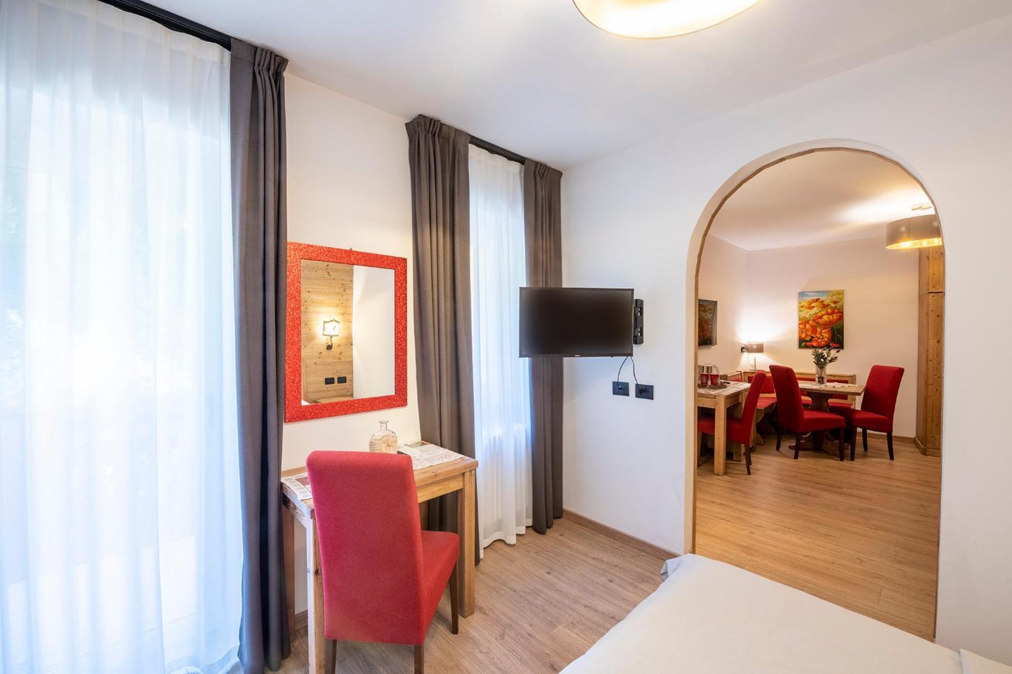 Hotel Alpino Wellness & Spa เปอิโอโฟนติ ภายนอก รูปภาพ