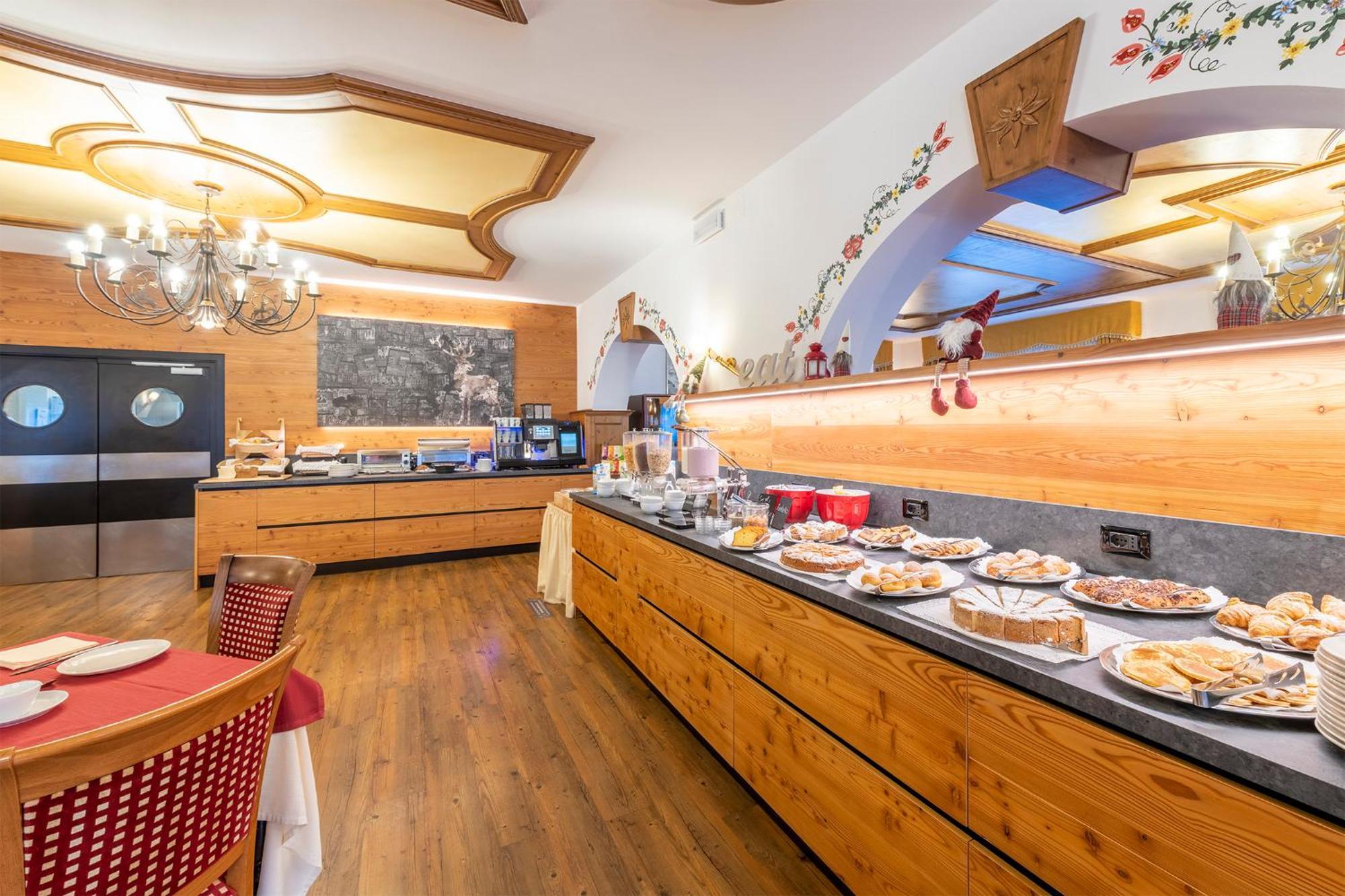 Hotel Alpino Wellness & Spa เปอิโอโฟนติ ภายนอก รูปภาพ